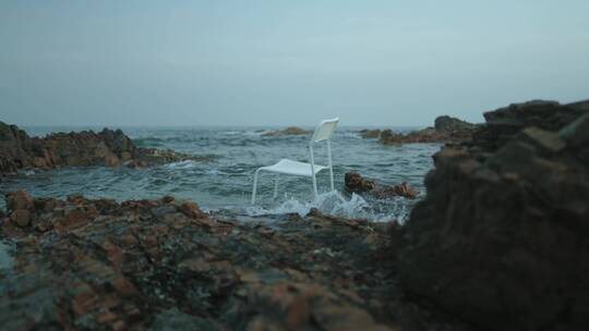 青岛海边海浪椅子唯美意境空镜