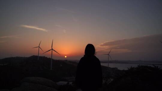 女孩青年站在山顶看日出拥抱阳光看夕阳日落