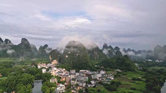 山间云雾缭绕的村庄自然风景