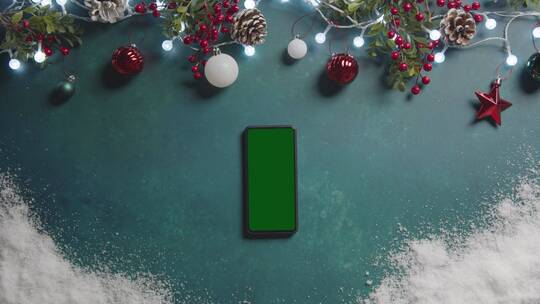 圣诞装饰品前的绿幕手机