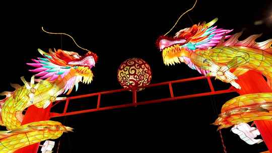 南京老门东龙年双龙戏珠花灯的春节新年气氛视频素材模板下载