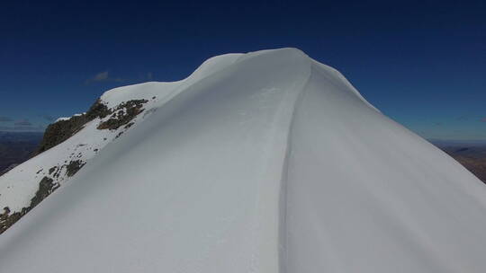 贡嘎雪山山顶 航拍雪峰峰顶