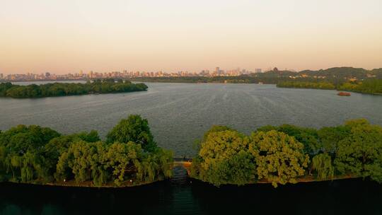 航拍西湖的金色夕阳美景