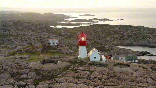 海岸边的红色灯塔风景