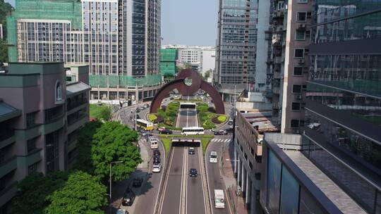 澳门 马路中央建筑 车流