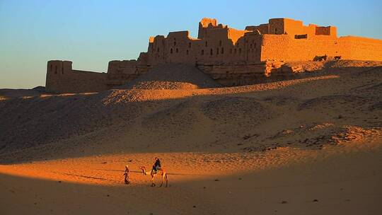 夕阳下的沙漠城堡