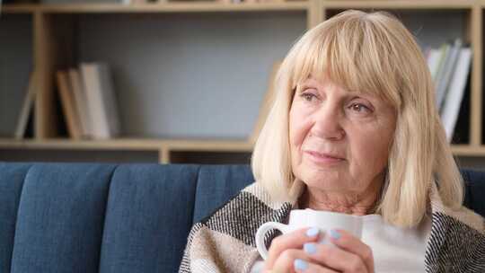 一位老妇人早上喝咖啡的肖像
