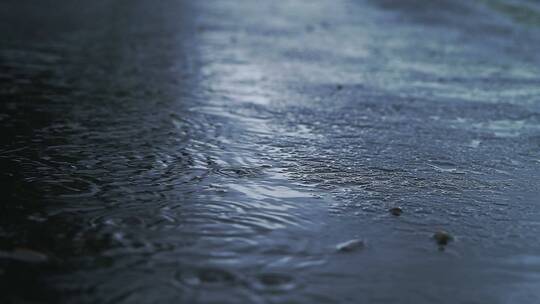 雨水滴落在路边地面上