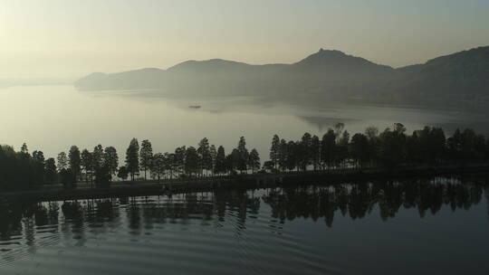 航拍武汉东湖绿道傍晚远山湖面