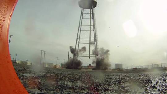 一座旧水塔被炸毁 的视频