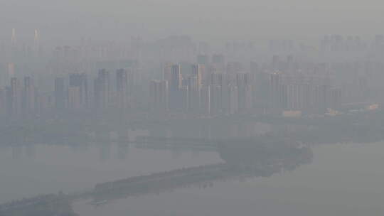 航拍武汉东湖公园清晨大雾江岸城市建筑