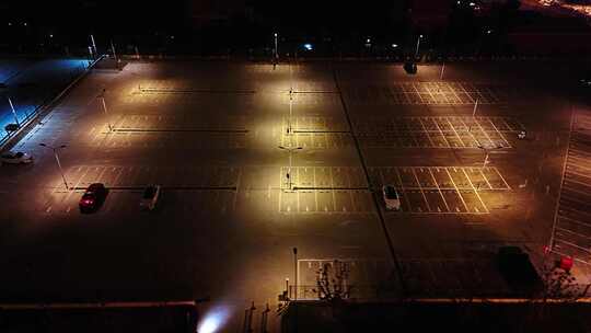 夜晚空旷停车场
