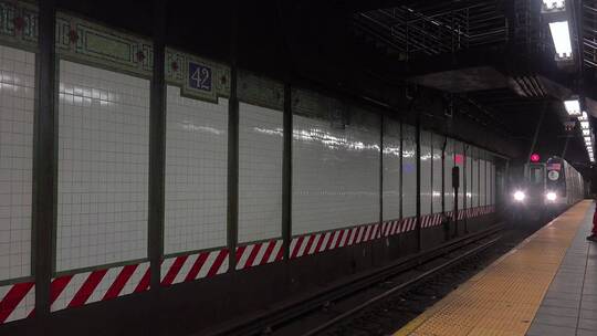 抵达车站的纽约地铁