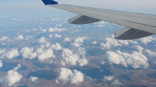 飞机机翼下的云