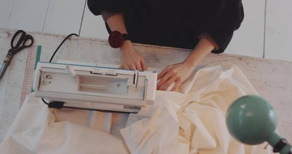 缝纫机在缝纫服装
