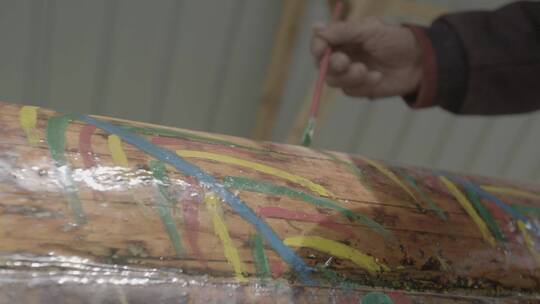 艺人在给一条凤舟刷彩漆特写LOG视频素材