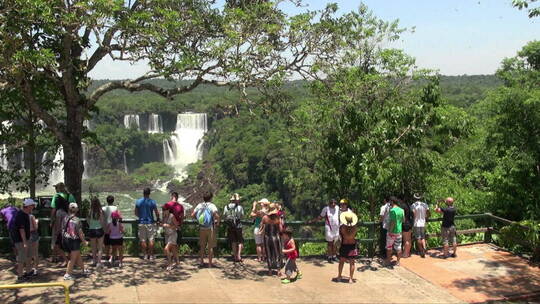 游客参观巴西伊瓜苏瀑布景观视频素材模板下载