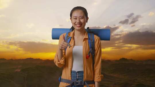 亚洲女性徒步旅行者微笑和显示大拇指向上的