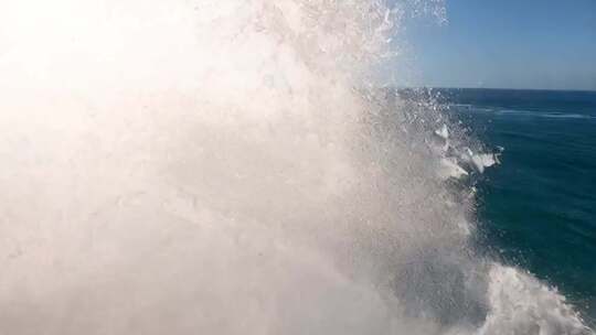 大海海浪翻涌景象