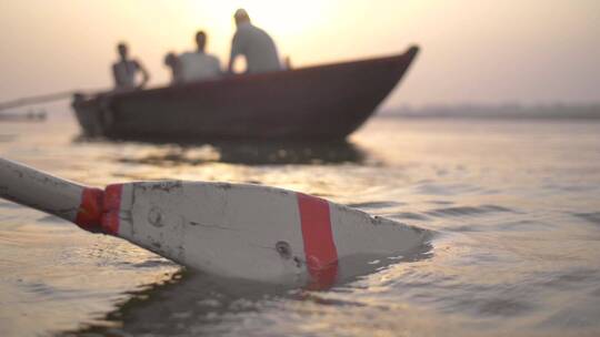 日落时在水中划桨
