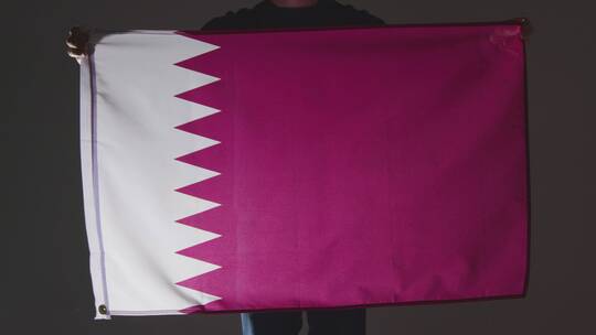 球迷手持卡塔尔国旗的特写视频素材模板下载
