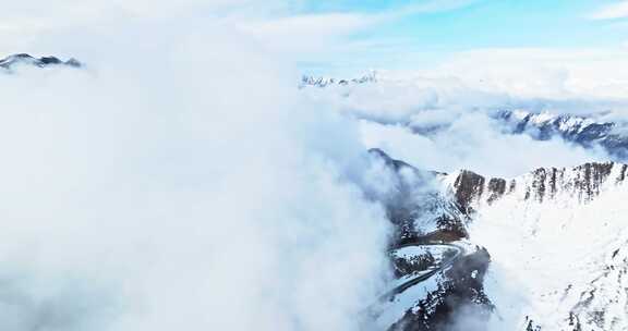 航拍夹金山雪山云雾缭绕自然风景