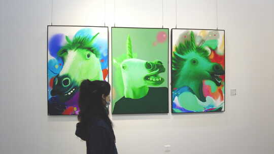 【4K】参观美术馆艺术作品视频素材模板下载