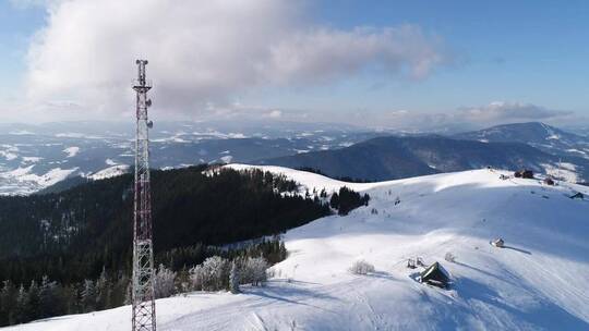 雪中高耸的电信塔视频素材模板下载