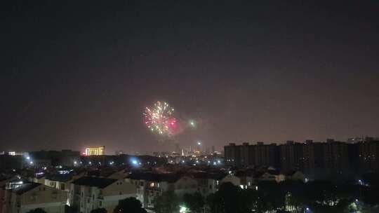 夜晚城市楼房烟花