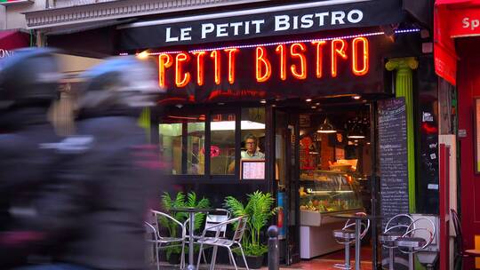 巴黎街道的小咖啡馆