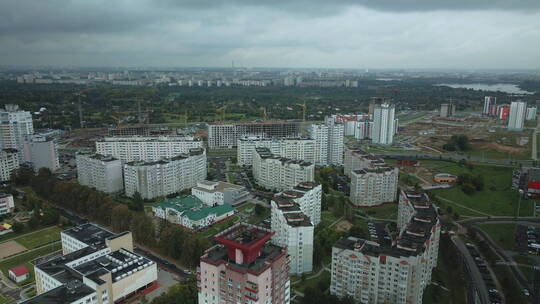 多云天气飞越城市街区