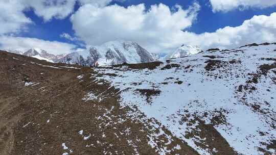 航拍垭口观看贡嘎山区雪山群峰的徒步旅行者