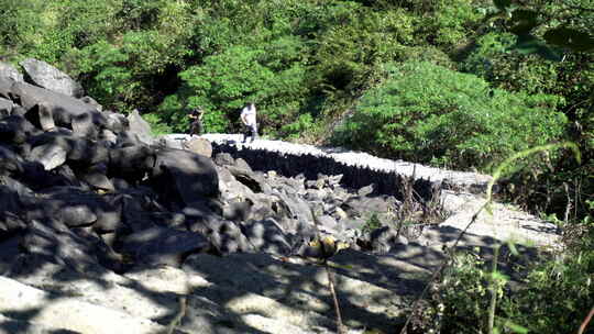 两名驴友正在山间徒步