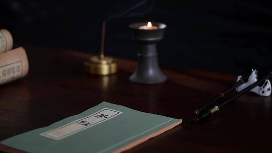 书房书桌上中国古代农学著作茶经视频素材模板下载