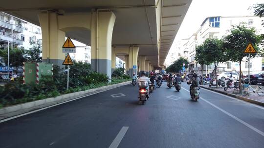 下班骑电单车匆忙回家的行人