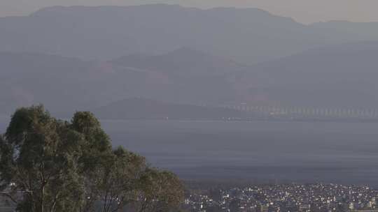 湖畔城市与远山风景