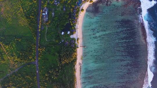 鸟瞰海岛唯美海边公路道路