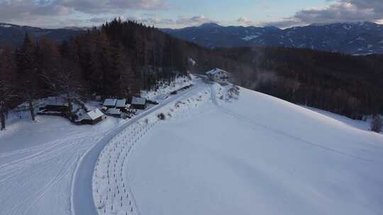 山，雪，房子，汽车