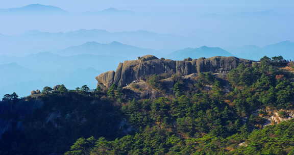 山顶俯瞰游客