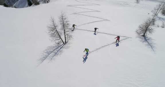 穿着滑雪板登山的人