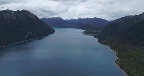 西藏林芝地区巴松错村庄神湖春色高空航拍