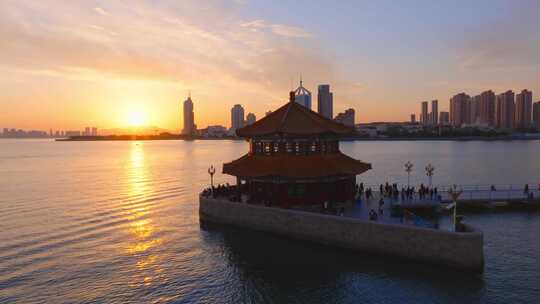 4K航拍青岛栈桥城市夕阳视频素材模板下载
