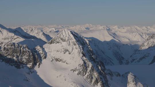 冬季唯美雪山背景下雪冰山