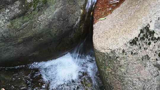 夏天森林里岩石小溪溪流瀑布流水