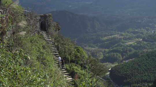 两名驴友在疲劳的在登山