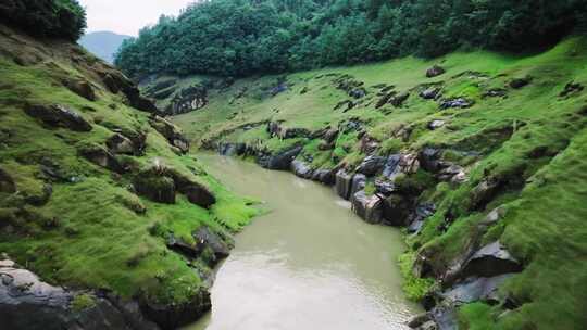 山间溪水