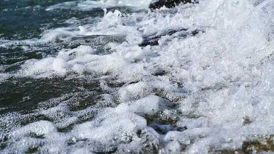 流动的溪水水流和白色水花慢镜头