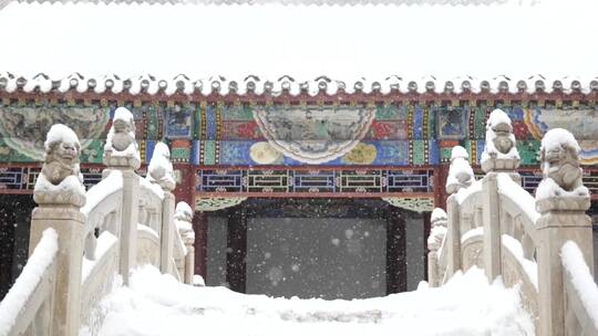 庭院雪景下雪中式古建