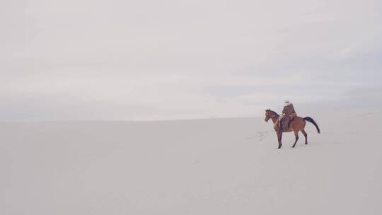 在沙漠骑马的男人视频素材模板下载