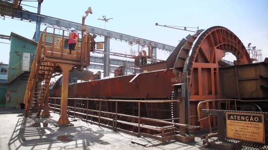 M1铁矿石装船 从火车上卸载下来倒入货轮